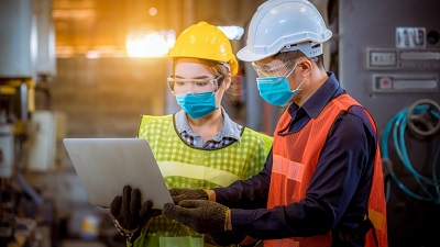 fotografía de dos inspectores revisando instalación iso 9001